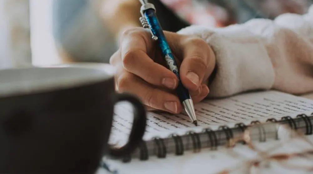 الكتابة المنتظمة تساعد على تهدئة التفكير وتفريغ المشاعر (جامعة جورج تاون)