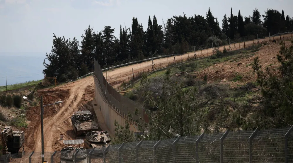 آليات عسكرية إسرائيلية على الحدود مع لبنان في أعقاب تصعيد بين «حزب الله» وإسرائيل وسط الصراع الأميركي الإسرائيلي مع إيران (رويترز)