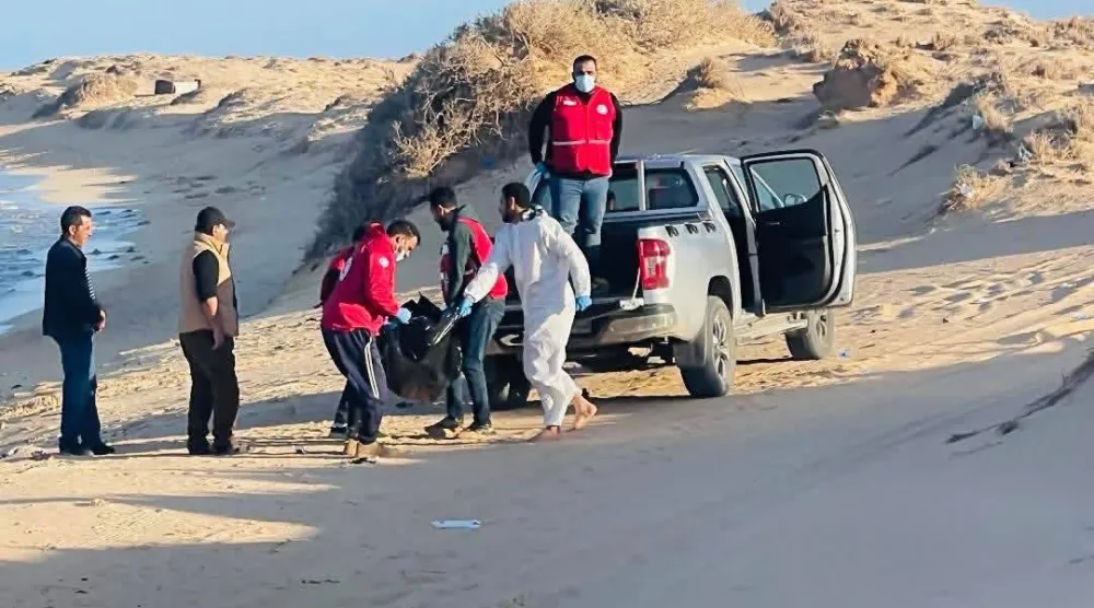 فريق جمعية الهلال الأحمر ينقل إحدى الجثث المنتشلة إلى قسم الشرطة 1 مارس (المكتب الإعلامي للجمعية)