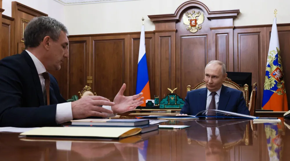 الرئيس الروسي فلاديمير بوتين خلال اجتماعه مع حاكم منطقة آمور فاسيلي أورلوف في موسكو الاثنين (أ.ب)