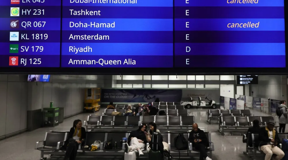 لوحة رقمية تعرض الرحلات الجوية الملغاة إلى الشرق الأوسط في مبنى الركاب رقم 2 في مطار فرانكفورت الدولي... ألمانيا 2 مارس 2026 (إ.ب.أ)