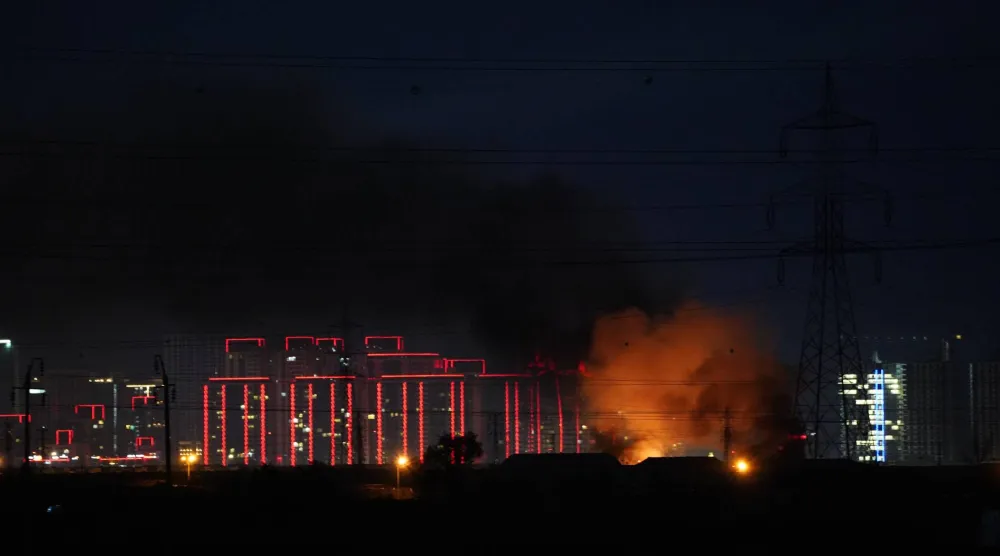 تصاعد الدخان واللهب قرب مطار أربيل الدولي بكردستان العراق عقب انفجارات نفّذتها أنظمة الدفاع الجوي في عمليات اعتراض مكثفة الأحد (د.ب.أ)