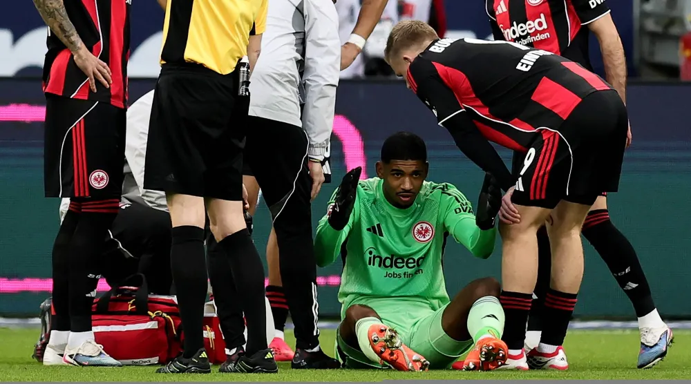 كاوا سانتوس حارس مرمى فرنكفورت مصاباً في مواجهة فرايبورغ (إ.ب.أ)