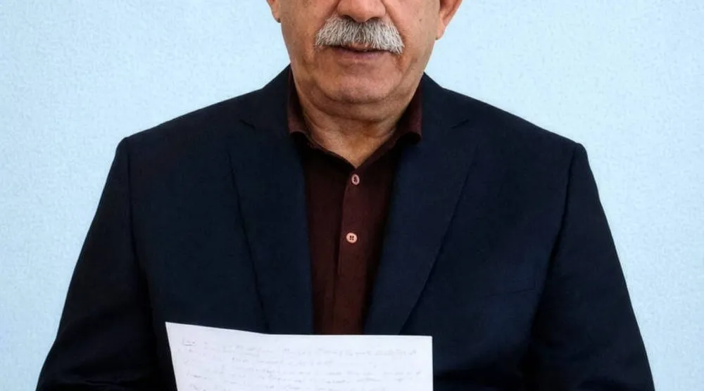 صورة لزعيم «حزب العمال الكردستاني» السجين في تركيا عبد الله أوجلان خلال قراءة رسالته بمناسبة مرور عام على دعوته «الحزبَ» لحل نفسه يوم 27 فبراير 2025... عُرضت في مؤتمر صحافي بأنقرة يوم الجمعة الماضي (أ.ف.ب)