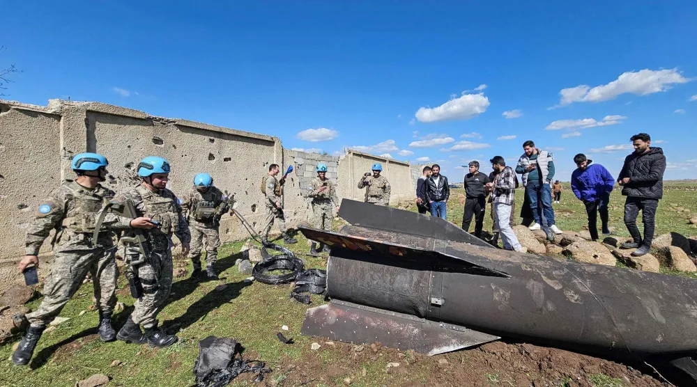 قوات حفظ السلام التابعة للأمم المتحدة ومدنيون قرب حطام صاروخ إيراني اعترضته القوات الإسرائيلية في ريف القنيطرة جنوب سوريا يوم 28 فبراير (أ.ف.ب)