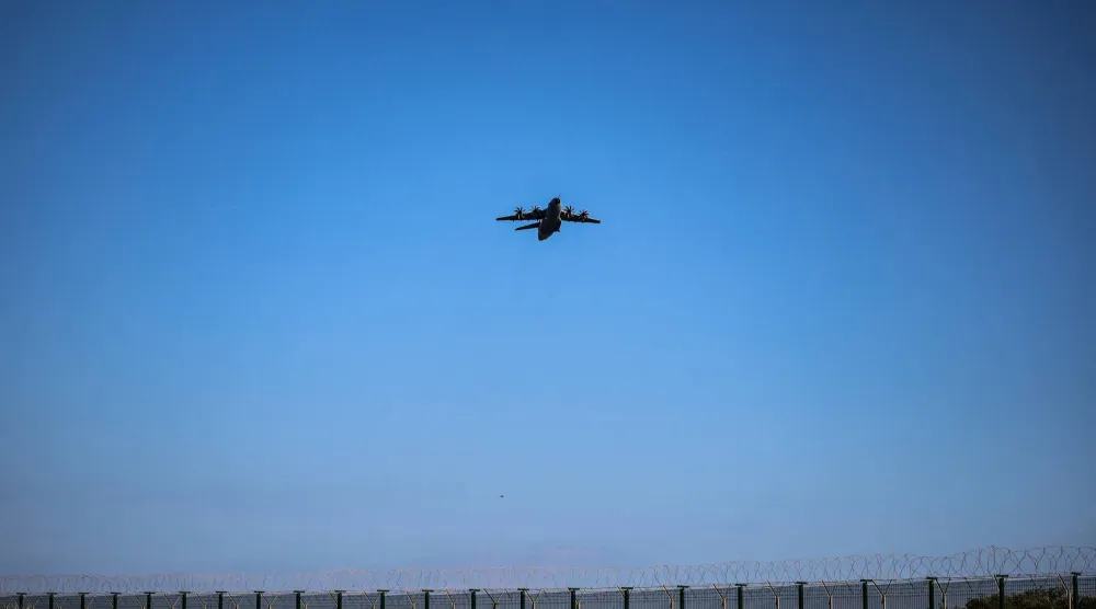 طائرة تحلق بعد إقلاعها من قاعدة أكروتيري التابعة لسلاح الجو الملكي البريطاني في قبرص والتي تعرضت لهجوم بطائرة مسيّرة ليلاً... 2 مارس 2026 (رويترز)