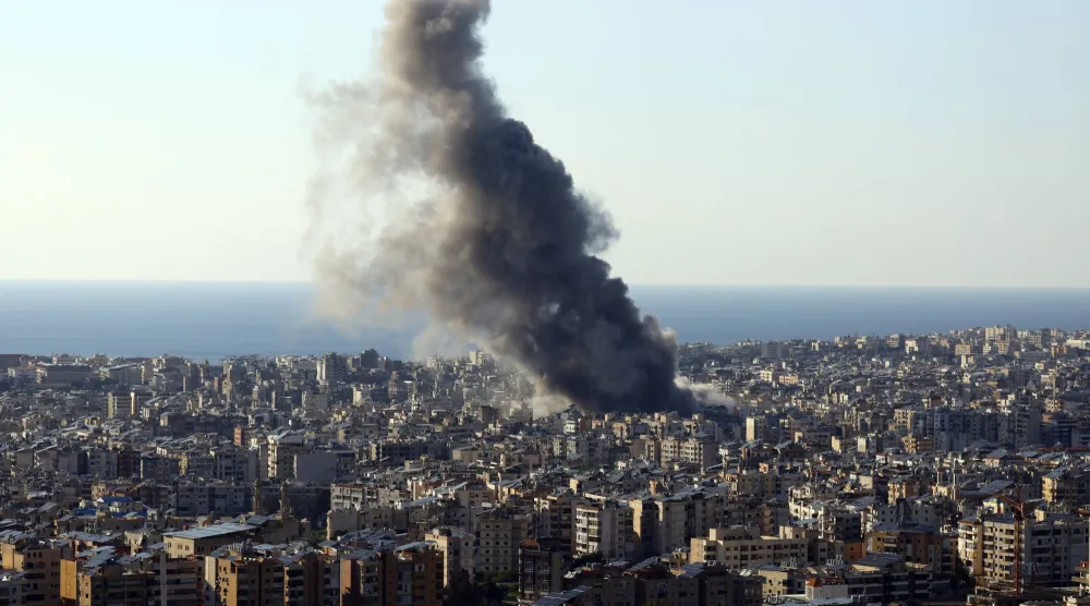 دخان يتصاعد بعد غارة جوية إسرائيلية على برج البراجنة في الضاحية الجنوبية لبيروت لبنان 2 مارس 2026 (إ.ب.أ)