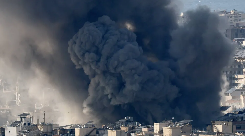 دخان يتصاعد بعد غارة جوية إسرائيلية على برج البراجنة في الضاحية الجنوبية لبيروت في وقت سابق من بعد ظهر يوم الاثنين 2 مارس 2026 (إ.ب.أ)
