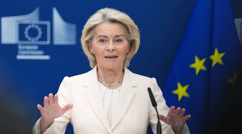 رئيسة المفوضية الأوروبية أورسولا فون دير لاين تتحدث خلال مؤتمر صحافي في بروكسل الاثنين (أ.ب)