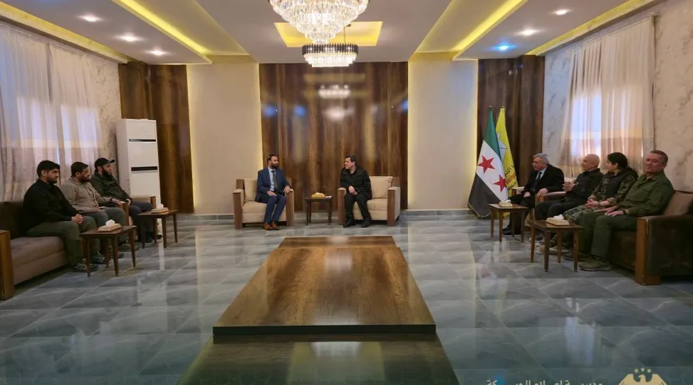 العميد زياد العايش مع قائد «قسد» مظلوم عبدي بحضور محافظ الحسكة نور الدين أحمد وعدد من القادة العسكريين والأمنيين (مديرية إعلام الحسكة)