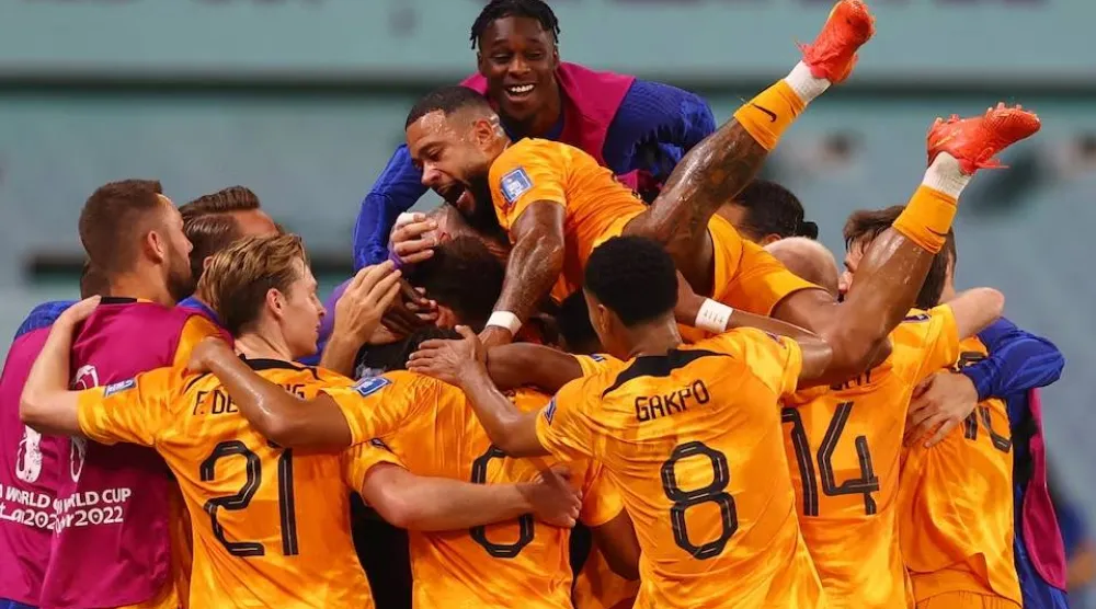 المنتخب الهولندي سيلتقي الجزائر ودياً في يونيو (رويترز)