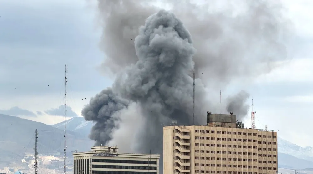 عمود من الدخان يتصاعد بعد هجوم في طهران (أ.ب)