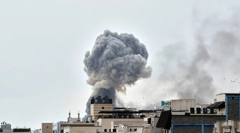 تصاعُد الدخان جراء الغارات على طهران (أ.ب)