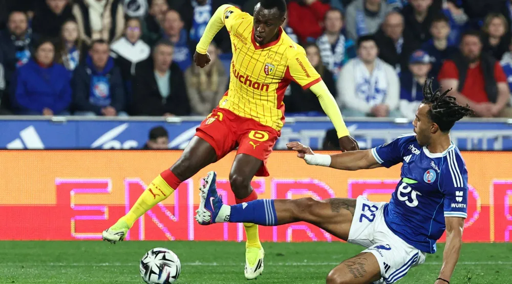 النجم السعودي سعود عبد الحميد (يسار) تألق مع لانس ضد ستراسبورغ (أ.ف.ب)