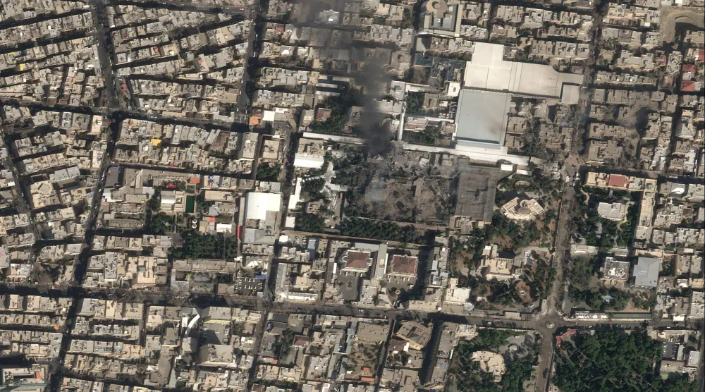 صورة من قمر «إيرباص» تظهر آثار الهجوم على مقر المرشد الإيراني علي خامنئي السبت (أ.ب)