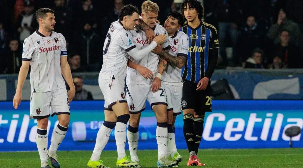 لاعبو بولونيا يحتفلون بهدف الفوز القاتل على بيزا (إ.ب.أ)