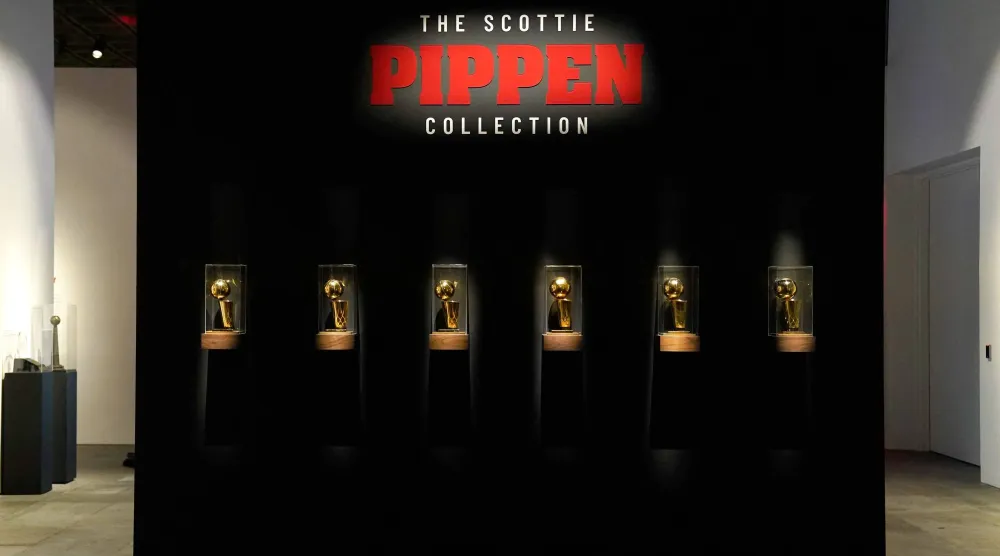 مقتنيات النجم السابق لكرة السلة الأميركية سكوتي بيبين ستعرض في نيويورك (أ.ف.ب) 