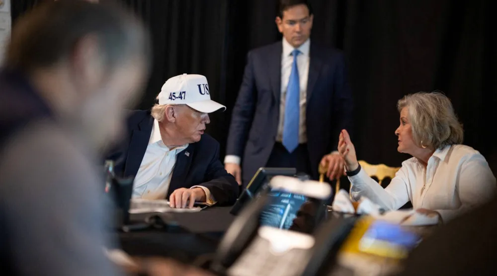 الرئيس الأميركي يتحدث مع رئيسة موظفي البيت الأبيض سوزي وايلز ووزير الخارجية ماركو روبيو خلال العمليات العسكرية في إيران بمنتجع مارالاغو التابع لترمب في بالم بيتش بفلوريدا يوم 28 فبراير 2026 (رويترز)