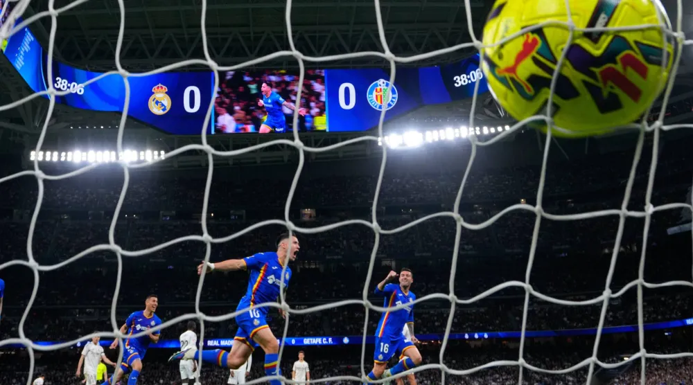 كرة الأوروغوياني مارتين ساتريانو تستقر في شباك ريال مدريد مسجلة هدف الفوز لخيتافي (أ.ب)