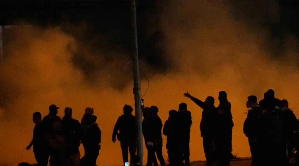 قوات الأمن العراقية تطلق الغاز المسيل للدموع لتفريق محتجين ضد الهجمات الأميركية والإسرائيلية على إيران قرب السفارة الأميركية في بغداد (أ.ب)