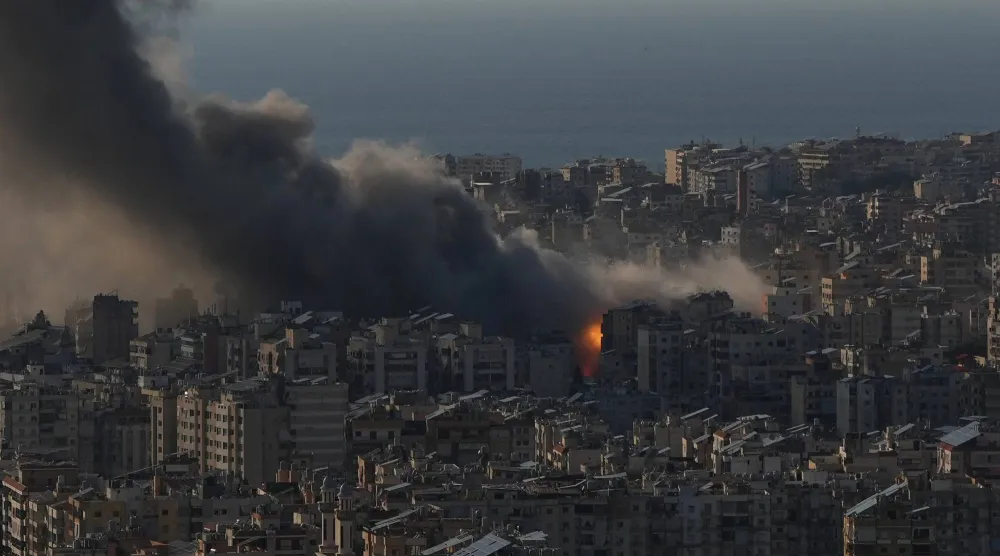 الدخان يتصاعد جراء غارات إسرائيلية استهدفت الضاحية الجنوبية لبيروت (أ.ب)