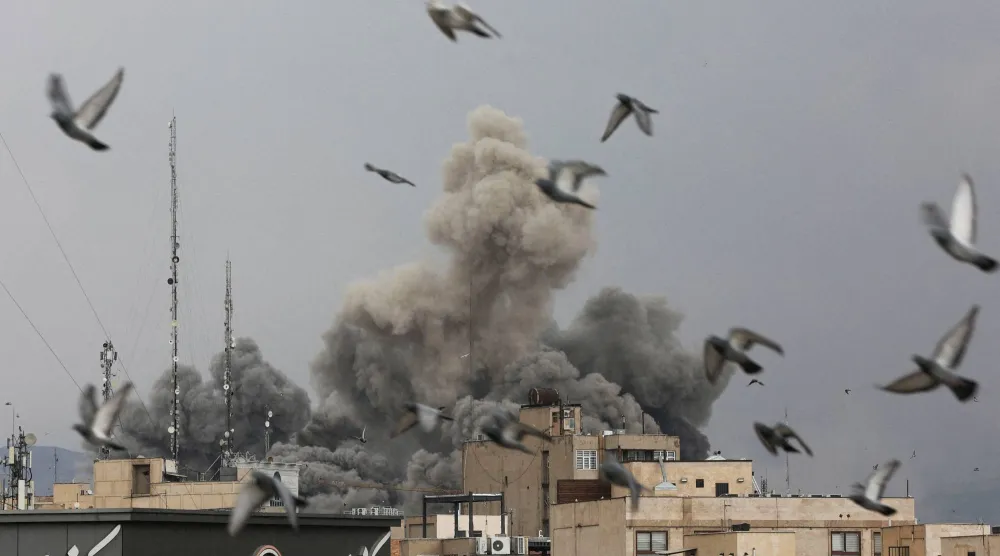 الدخان يتصاعد عقب غارة على طهران (رويترز)