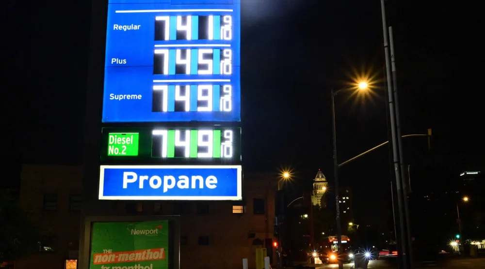 لافتةٌ تُبيّن أسعار البنزين الحالية في محطة وقود بمدينة لوس أنجلوس (أ.ف.ب)