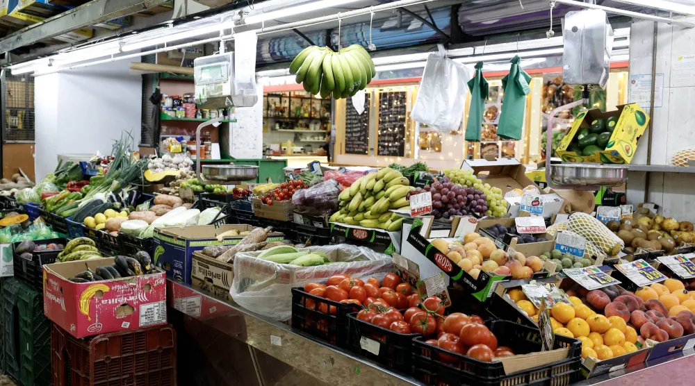 كشك لبيع الفاكهة والخضراوات في سوق بمدينة مدريد - إسبانيا (أ.ف.ب)