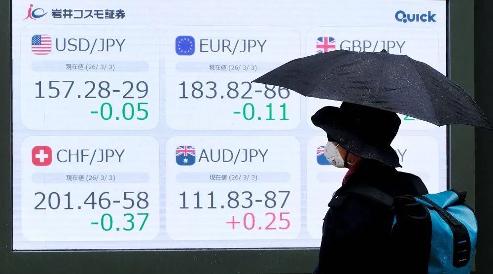 رجل ينظر إلى لوحة عرض إلكترونية تعرض أسعار صرف الين مقابل العملات العالمية الرئيسية في أحد شوارع طوكيو (أ.ف.ب)