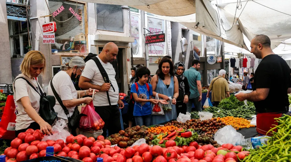 أشخاص يتسوّقون في سوق مفتوحة بمدينة إسطنبول (رويترز)