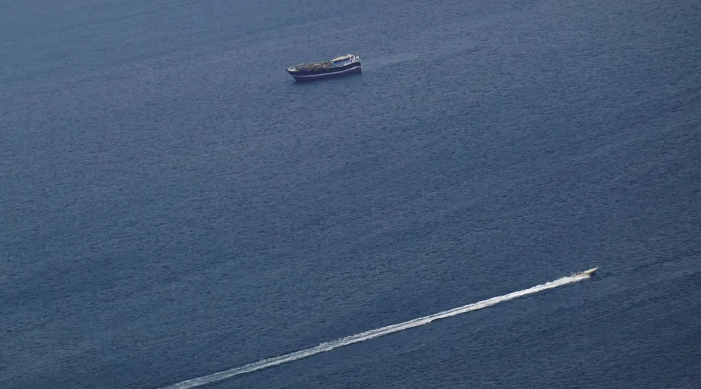قوارب في مضيق هرمز كما تُرى من مسندم في عُمان (رويترز)
