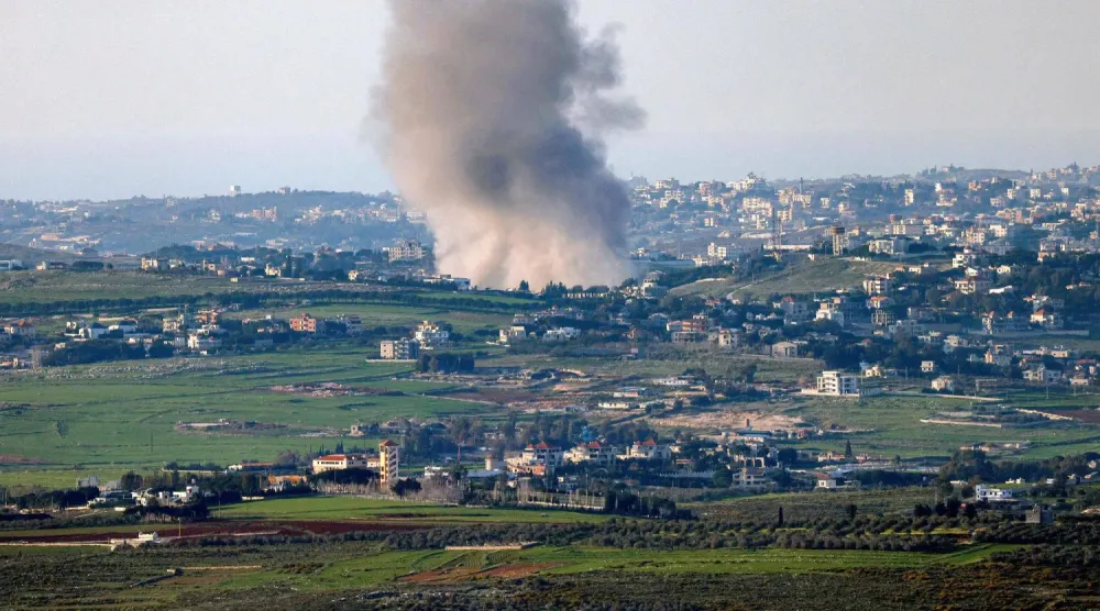 İsrail’in kuzey sınırına yakın Güney Lübnan’a düzenlediği hava saldırılarının ardından yükselen dumanlar (AFP)