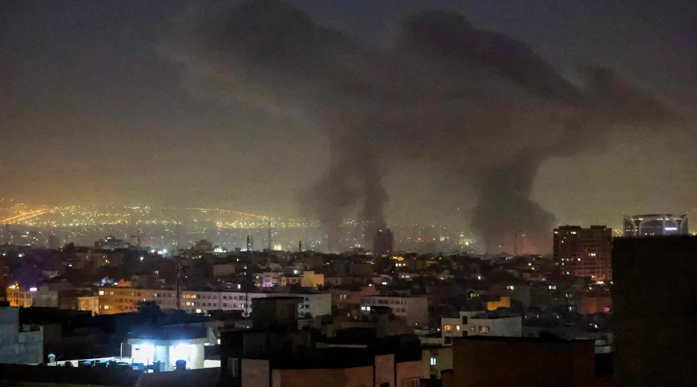 تصاعد أعمدة الدخان عقب انفجارات وردت أنباء عنها في طهران فجر اليوم (أ.ف.ب)