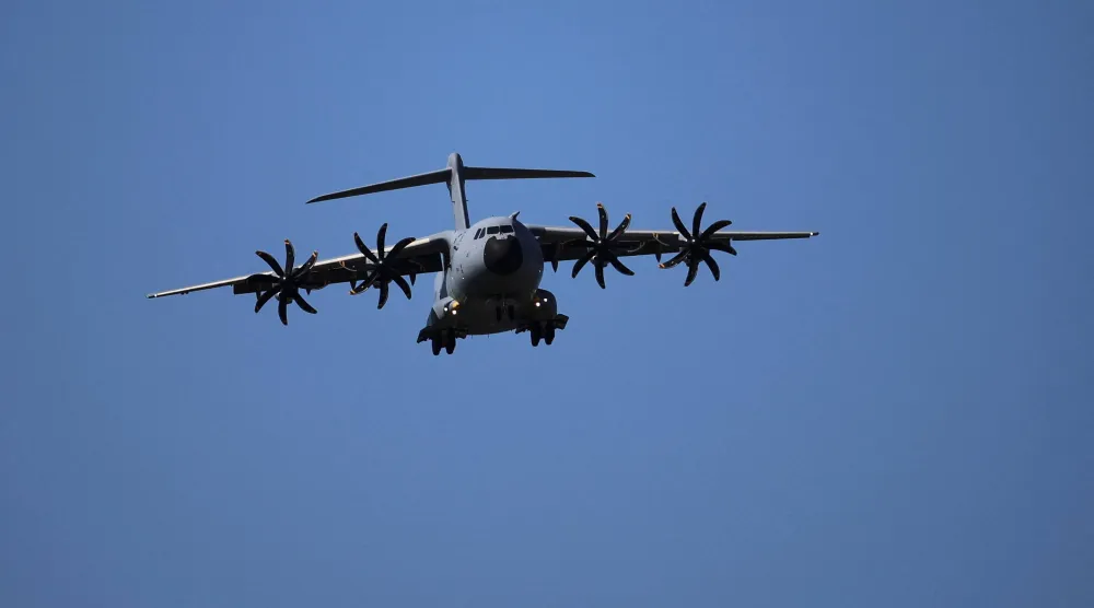 طائرة تستعد للهبوط في قاعدة «أكروتيري» التابعة لسلاح الجو الملكي البريطاني بقبرص (رويترز)