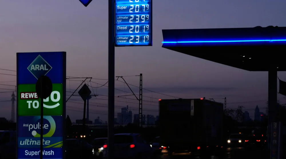 أسعار الغاز معروضة بمحطة وقود في فرنكفورت بألمانيا (أ.ب)