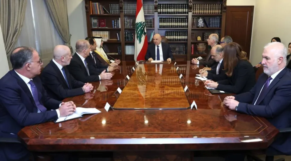 عون مجتمعاً بأعضاء «اللجنة الخماسية» في قصر بعبدا اليوم (الرئاسة اللبنانية)