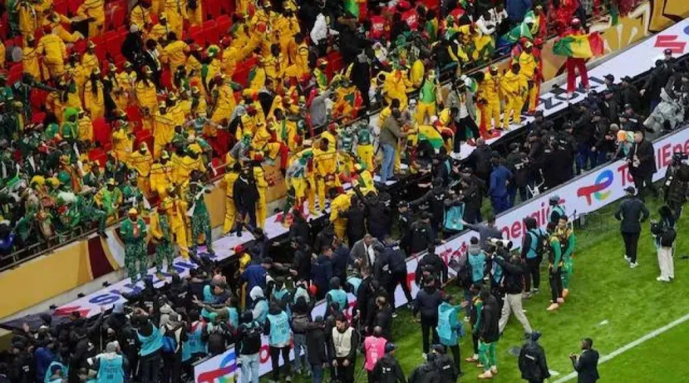 من التدخلات الأمنية خلال النهائي الفوضوي الذي توج فيه السنغال بطلاً لكأس الأمم الأفريقية (رويترز)