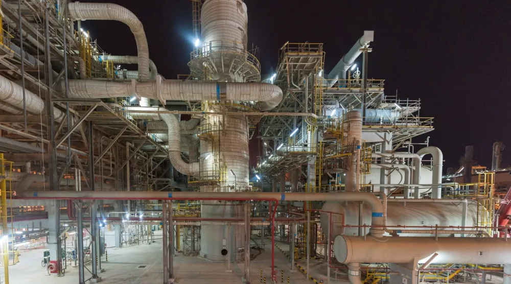 أعلنت «قطر للطاقة» وقف إنتاج بعض المنتجات التحويلية بعد التوقف عن إنتاج الغاز الطبيعي المُسال (قطر للطاقة)