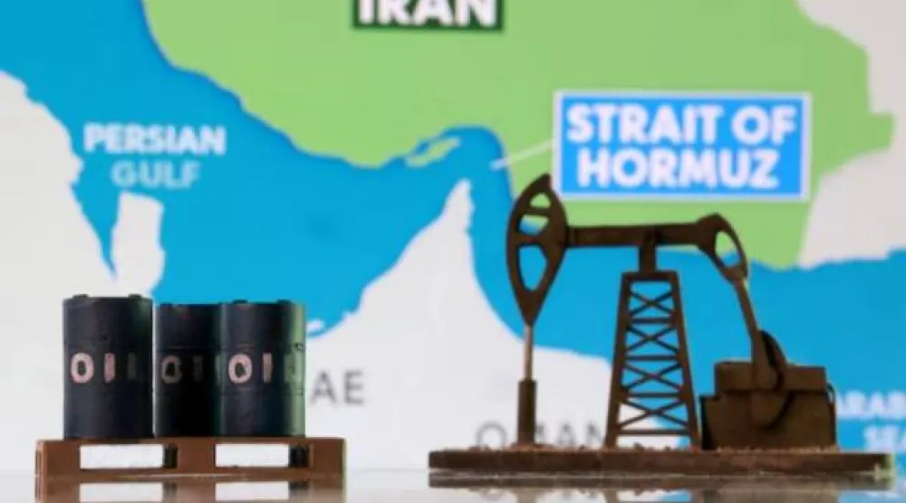 براميل نفط مطبوعة بتقنية الطباعة ثلاثية الأبعاد ومضخة نفط وخريطة تُظهر مضيق هرمز وإيران (رويترز)