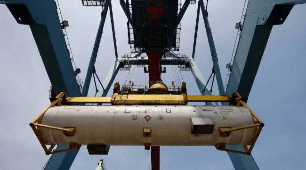 خزان يحتوي على غاز البترول المُسال يجري تفريغه من سفينة في ميناء تانجونغ بريوك في جاكرتا (رويترز)