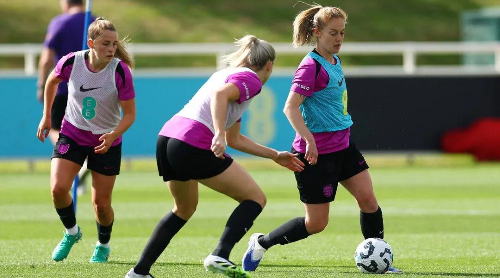 جانب من تحضيرات منتخب سيدات إنجلترا (رويترز)