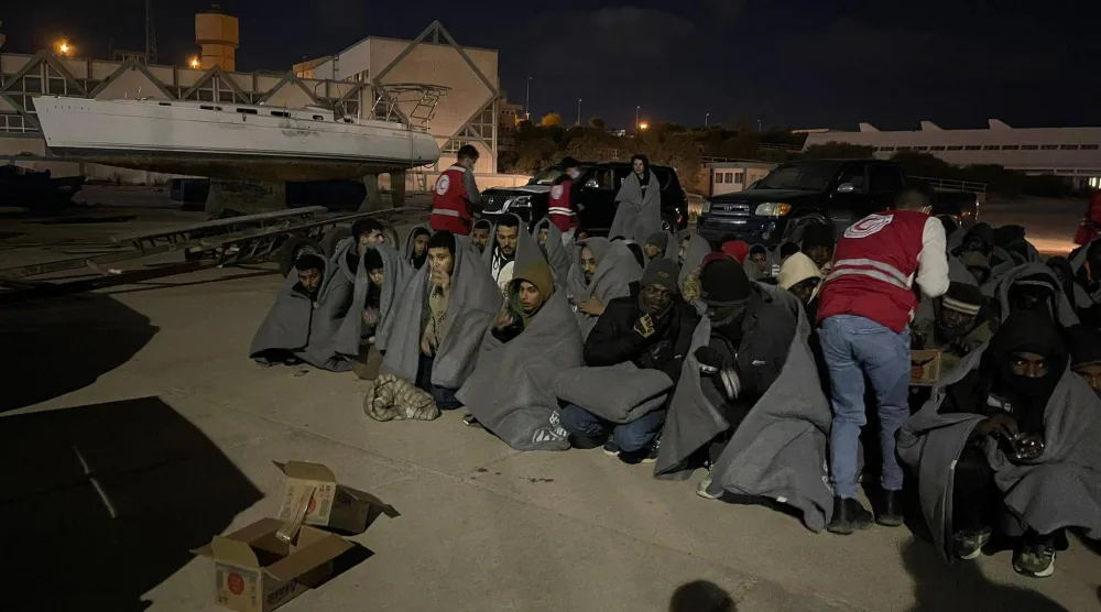 «الهلال الأحمر» الليبي يقدم دعماً لمهاجرين تم إنقاذهم من الغرق قبالة شرق طبرق (الهلال الأحمر الليبي)