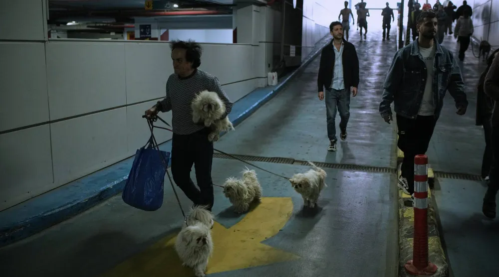 يلجأ الناس إلى موقف سيارات تحت الأرض بينما تدوي صفارات الإنذار من الغارات الجوية محذرةً من هجمات صاروخية إيرانية وشيكة في تل أبيب (أ.ب)