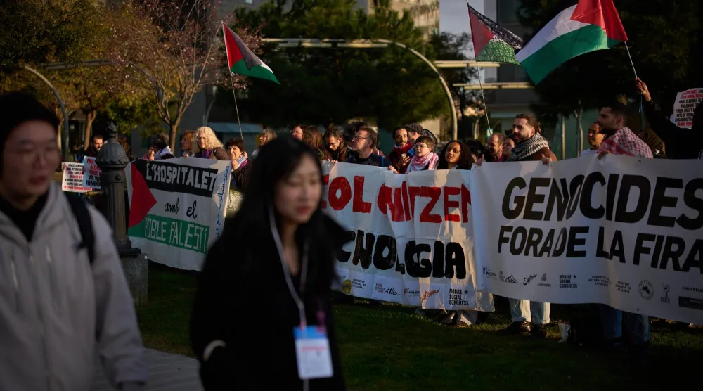 إسبان يتظاهرون ضد مشاركة إسرائيل في مؤتمر تكنولوجي ببرشلونة الاثنين (أ.ب)