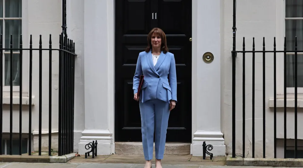 راشيل ريفز تغادر «داونينغ ستريت» لتقديم توقعاتها الاقتصادية الربيعية أمام البرلمان في لندن 3 مارس 2026 (إ.ب.أ)