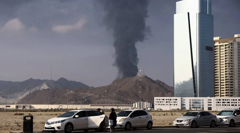الدخان يتصاعد في منطقة صناعة النفط بالفجيرة إثر حريق نجم عن حطام بعد اعتراض الدفاعات الجوية لطائرة مسيّرة (رويترز)