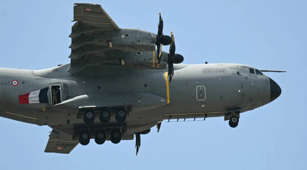 طائرة إيرباص تابعة للقوات الجوية الفرنسية تؤدي عرضاً جوياً استعراضياً في مطار لو بورجيه في محيط باريس... 17 يونيو 2025 (أ.ف.ب)