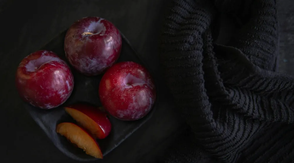 البرقوق يشتهر بخصائصه المُليّنة لا سيما عند تجفيفه (بيكسلز)