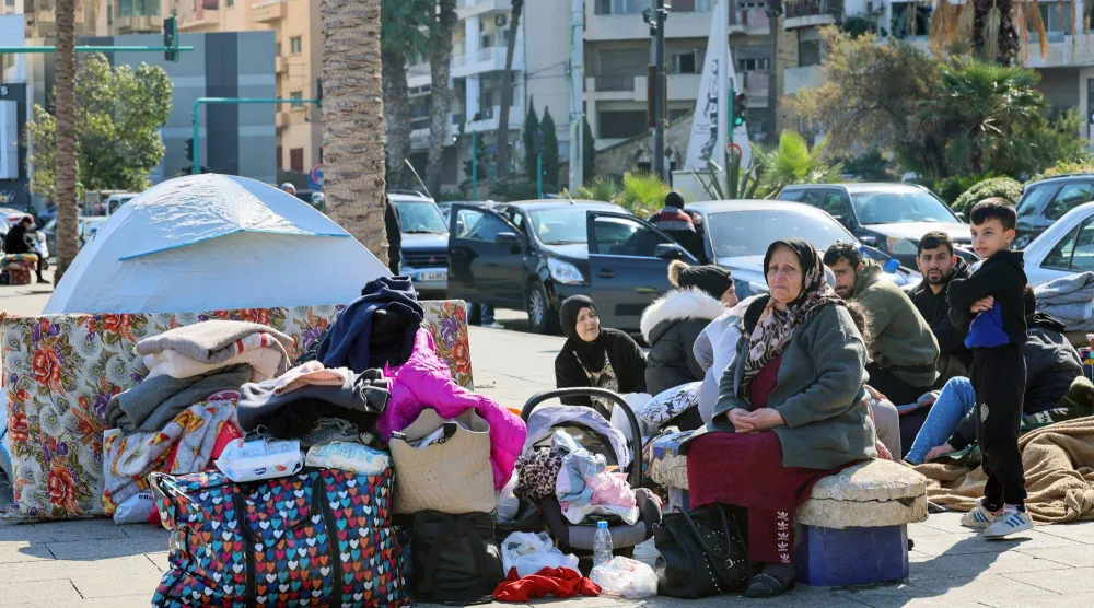 نازحون لبنانيون هاربون من القصف الإسرائيلي يفترشون كورنيش المنارة في بيروت (إ.ب.أ)