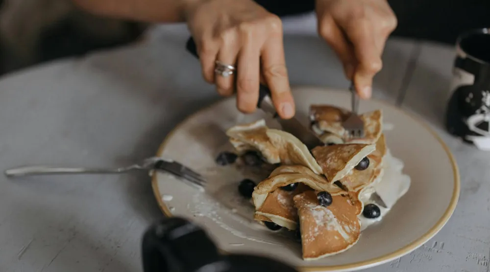 مواءمة توقيت الوجبات مع دورة النوم والاستيقاظ الطبيعية قد تكون استراتيجية بسيطة ومنخفضة التكلفة لدعم صحة القلب (بيكسلز)